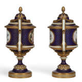 A PAIR OF SEVRES PORCELAIN BEAU BLEU VASES AND COVERS (VASES FONTANIEU OR VASES CYLINDRE A ANSE), FORMERLY IN THE ROTHSCHILD COLLECTION - Foto 2