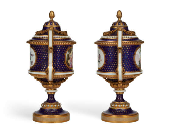 A PAIR OF SEVRES PORCELAIN BEAU BLEU VASES AND COVERS (VASES FONTANIEU OR VASES CYLINDRE A ANSE), FORMERLY IN THE ROTHSCHILD COLLECTION - фото 2