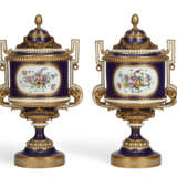 A PAIR OF SEVRES PORCELAIN BEAU BLEU VASES AND COVERS (VASES FONTANIEU OR VASES CYLINDRE A ANSE), FORMERLY IN THE ROTHSCHILD COLLECTION - Foto 3