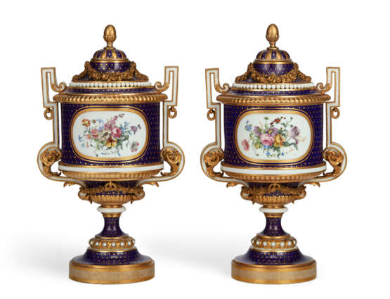 A PAIR OF SEVRES PORCELAIN BEAU BLEU VASES AND COVERS (VASES FONTANIEU OR VASES CYLINDRE A ANSE), FORMERLY IN THE ROTHSCHILD COLLECTION - фото 3