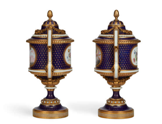 A PAIR OF SEVRES PORCELAIN BEAU BLEU VASES AND COVERS (VASES FONTANIEU OR VASES CYLINDRE A ANSE), FORMERLY IN THE ROTHSCHILD COLLECTION - фото 4