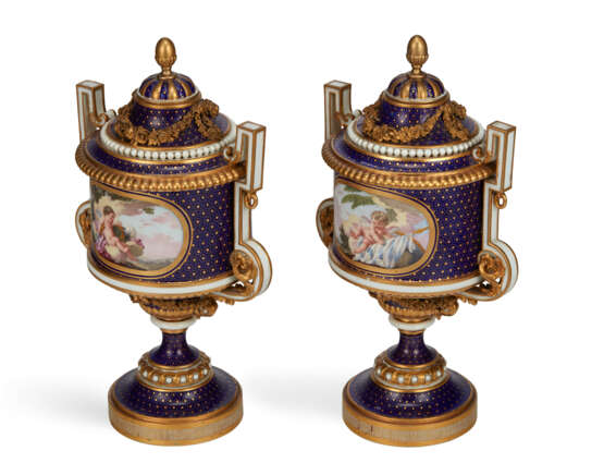 A PAIR OF SEVRES PORCELAIN BEAU BLEU VASES AND COVERS (VASES FONTANIEU OR VASES CYLINDRE A ANSE), FORMERLY IN THE ROTHSCHILD COLLECTION - Foto 5