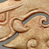 A POWERFUL HUANG ARCHED PENDANT WITH FINELY DETAILED DRAGON HEADS AND A PATTERN OF RAISED CURLS - Foto 5