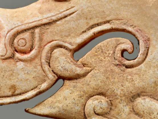 A POWERFUL HUANG ARCHED PENDANT WITH FINELY DETAILED DRAGON HEADS AND A PATTERN OF RAISED CURLS - photo 5