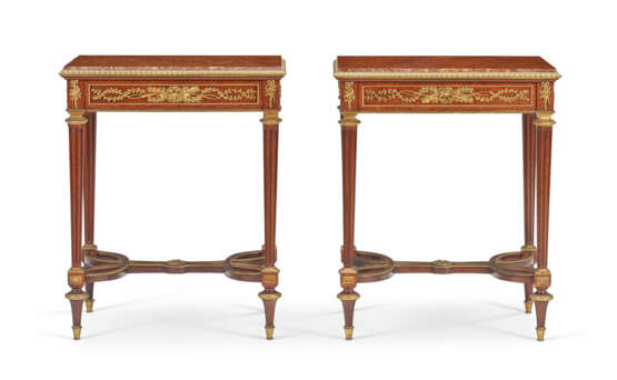 A PAIR OF FRENCH ORMOLU-MOUNTED THUYA AND AMARANTH SIDE TABLES - фото 3