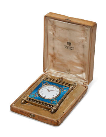 A JEWELED AND GUILLOCHÉ ENAMEL VARI-COLOR GOLD-MOUNTED SILVER-GILT DESK CLOCK - фото 2