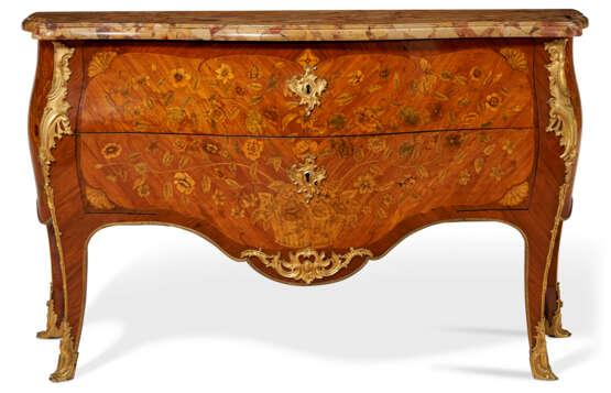 A LOUIS XV ORMOLU-MOUNTED, TULIPWOOD AND MARQUETRY COMMODE - Foto 2