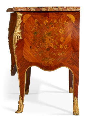 A LOUIS XV ORMOLU-MOUNTED, TULIPWOOD AND MARQUETRY COMMODE - Foto 3