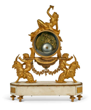 A LOUIS XVI ORMOLU AND WHITE MARBLE MANTEL CLOCK ('PENDULE A LA BACCHANTE') - Foto 4