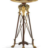 A FRENCH ORMOLU AND PATINATED BRONZE GUERIDON - Foto 1