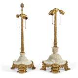 TWO AMERICAN ORMOLU AND WHITE MARBLE LAMPS - Foto 2
