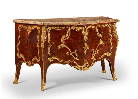 A FRENCH ORMOLU-MOUNTED MAHOGANY, BOIS SATINE, KINGWOOD AND BOIS-DE-BOUT MARQUETRY COMMODE - Foto 3
