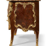 A FRENCH ORMOLU-MOUNTED MAHOGANY, BOIS SATINE, KINGWOOD AND BOIS-DE-BOUT MARQUETRY COMMODE - Foto 4