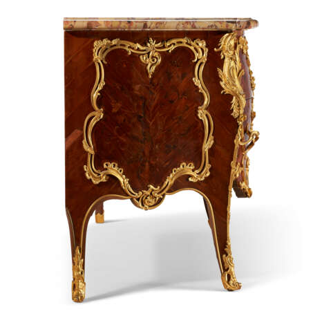 A FRENCH ORMOLU-MOUNTED MAHOGANY, BOIS SATINE, KINGWOOD AND BOIS-DE-BOUT MARQUETRY COMMODE - Foto 5
