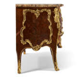 A FRENCH ORMOLU-MOUNTED MAHOGANY, BOIS SATINE, KINGWOOD AND BOIS-DE-BOUT MARQUETRY COMMODE - Foto 5
