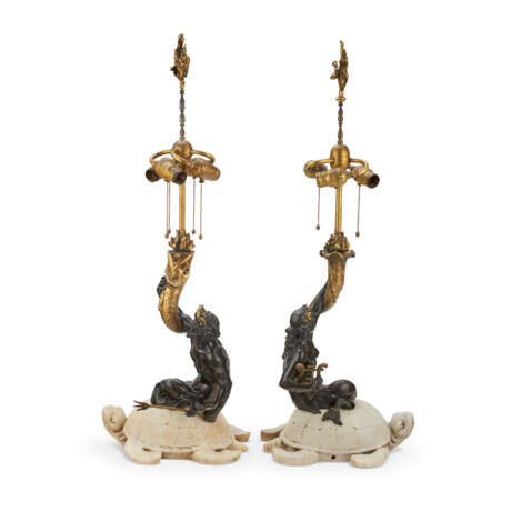 A PAIR OF AMERICAN GILT, PATINATED-BRONZE AND MARBLE FIGURAL TABLE LAMPS - Foto 2