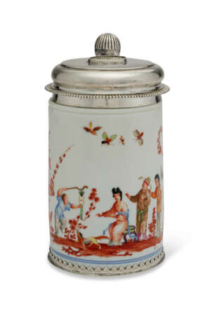 A SILVER-GILT-MOUNTED MEISSEN PORCELAIN CHINOISERIE TANKARD AND A COVER - Foto 1