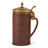 A BÖTTGER RED STONEWARE POLISHED AND CUT TANKARD AND A HINGED GILT-METAL COVER - Foto 2