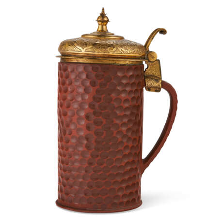 A BÖTTGER RED STONEWARE POLISHED AND CUT TANKARD AND A HINGED GILT-METAL COVER - photo 2