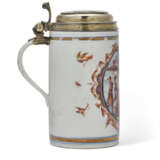 A SILVER-GILT-MOUNTED MEISSEN PORCELAIN CHINOISERIE TANKARD - фото 4