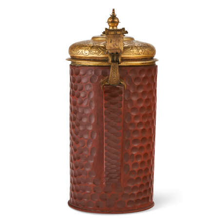 A BÖTTGER RED STONEWARE POLISHED AND CUT TANKARD AND A HINGED GILT-METAL COVER - Foto 5