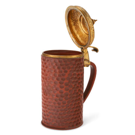 A BÖTTGER RED STONEWARE POLISHED AND CUT TANKARD AND A HINGED GILT-METAL COVER - Foto 6