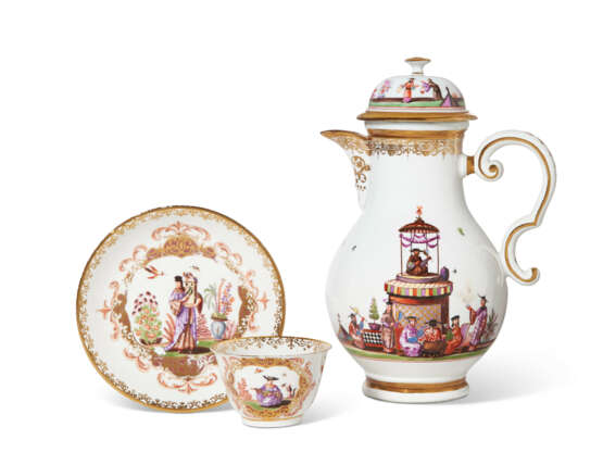A MEISSEN PORCELAIN CHINOISERIE COFFEE-POT, A COVER AND A TEABOWL AND SAUCER - Foto 1