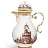 A MEISSEN PORCELAIN CHINOISERIE COFFEE-POT, A COVER AND A TEABOWL AND SAUCER - Foto 2