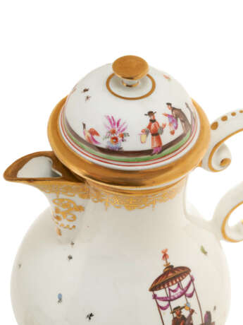 A MEISSEN PORCELAIN CHINOISERIE COFFEE-POT, A COVER AND A TEABOWL AND SAUCER - photo 6