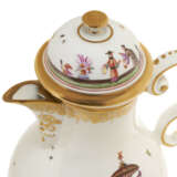 A MEISSEN PORCELAIN CHINOISERIE COFFEE-POT, A COVER AND A TEABOWL AND SAUCER - Foto 6