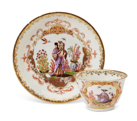 A MEISSEN PORCELAIN CHINOISERIE COFFEE-POT, A COVER AND A TEABOWL AND SAUCER - Foto 7