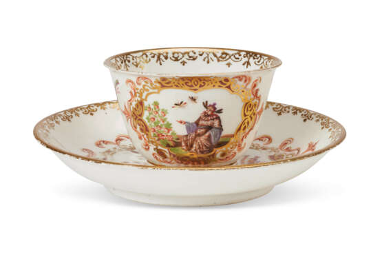 A MEISSEN PORCELAIN CHINOISERIE COFFEE-POT, A COVER AND A TEABOWL AND SAUCER - Foto 8