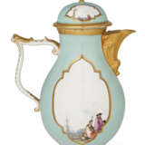 A MEISSEN PORCELAIN CELADON-GROUND COFFEE POT AND COVER - Foto 3