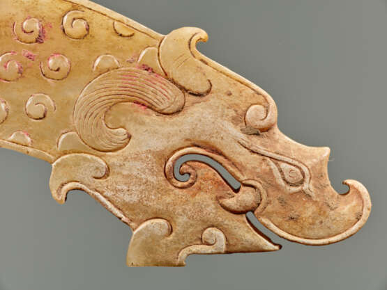 A POWERFUL HUANG ARCHED PENDANT WITH FINELY DETAILED DRAGON HEADS AND A PATTERN OF RAISED CURLS - Foto 7