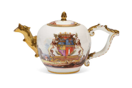 A MEISSEN PORCELAIN ARMORIAL TEAPOT FROM THE 'CAMPOFLORIDO' SERVICE AND A COVER - фото 2