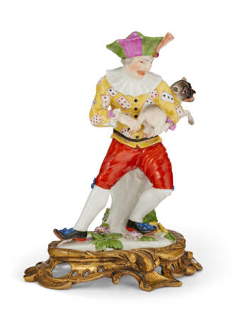 AN ORMOLU-MOUNTED MEISSEN PORCELAIN COMMEDIA DELL'ARTE FIGURE OF HARLEQUIN HOLDING A PUG AS A HURDY-GURDY - Foto 2