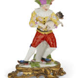 AN ORMOLU-MOUNTED MEISSEN PORCELAIN COMMEDIA DELL'ARTE FIGURE OF HARLEQUIN HOLDING A PUG AS A HURDY-GURDY - photo 2