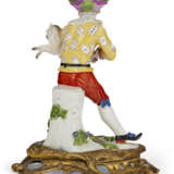 AN ORMOLU-MOUNTED MEISSEN PORCELAIN COMMEDIA DELL'ARTE FIGURE OF HARLEQUIN HOLDING A PUG AS A HURDY-GURDY - Foto 3