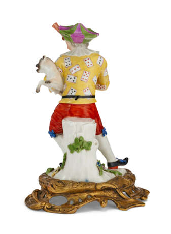 AN ORMOLU-MOUNTED MEISSEN PORCELAIN COMMEDIA DELL'ARTE FIGURE OF HARLEQUIN HOLDING A PUG AS A HURDY-GURDY - Foto 4