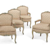 A SET OF FOUR LOUIS XV GREY AND BLUE-PAINTED FAUTEUILS - Foto 1