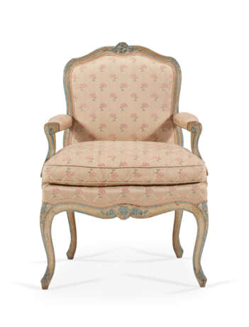 A SET OF FOUR LOUIS XV GREY AND BLUE-PAINTED FAUTEUILS - Foto 2