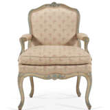 A SET OF FOUR LOUIS XV GREY AND BLUE-PAINTED FAUTEUILS - Foto 2