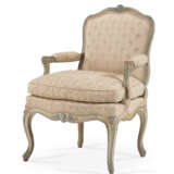 A SET OF FOUR LOUIS XV GREY AND BLUE-PAINTED FAUTEUILS - Foto 3