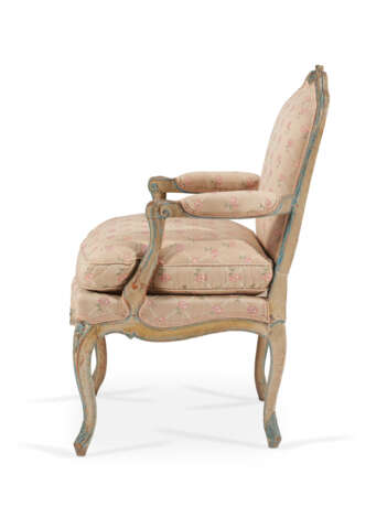 A SET OF FOUR LOUIS XV GREY AND BLUE-PAINTED FAUTEUILS - Foto 4