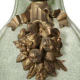 A LARGE FRENCH ORMOLU-MOUNTED CHINESE CELADON CRACKLE-GLAZED VASE, MOUNTED AS A LAMP - Foto 2