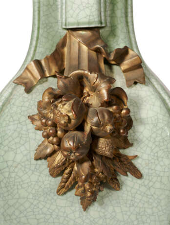 A LARGE FRENCH ORMOLU-MOUNTED CHINESE CELADON CRACKLE-GLAZED VASE, MOUNTED AS A LAMP - Foto 2