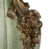 A LARGE FRENCH ORMOLU-MOUNTED CHINESE CELADON CRACKLE-GLAZED VASE, MOUNTED AS A LAMP - Foto 3