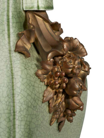A LARGE FRENCH ORMOLU-MOUNTED CHINESE CELADON CRACKLE-GLAZED VASE, MOUNTED AS A LAMP - фото 3