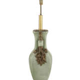 A LARGE FRENCH ORMOLU-MOUNTED CHINESE CELADON CRACKLE-GLAZED VASE, MOUNTED AS A LAMP - Foto 4