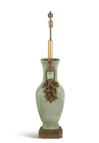 A LARGE FRENCH ORMOLU-MOUNTED CHINESE CELADON CRACKLE-GLAZED VASE, MOUNTED AS A LAMP - фото 4